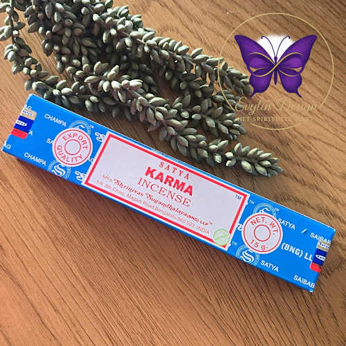 Satya Karma wierookdoosje op houten achtergrond met groene takjes en Evylin Design logo