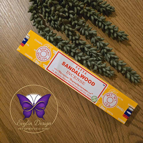 Satya Sandalwood wierookdoosje op houten ondergrond met groene takjes en Evylin Design logo