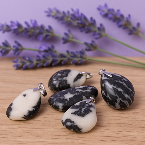 Zebrajaspis hangers met zwarte en witte patronen op houten ondergrond met lavendel op de achtergrond