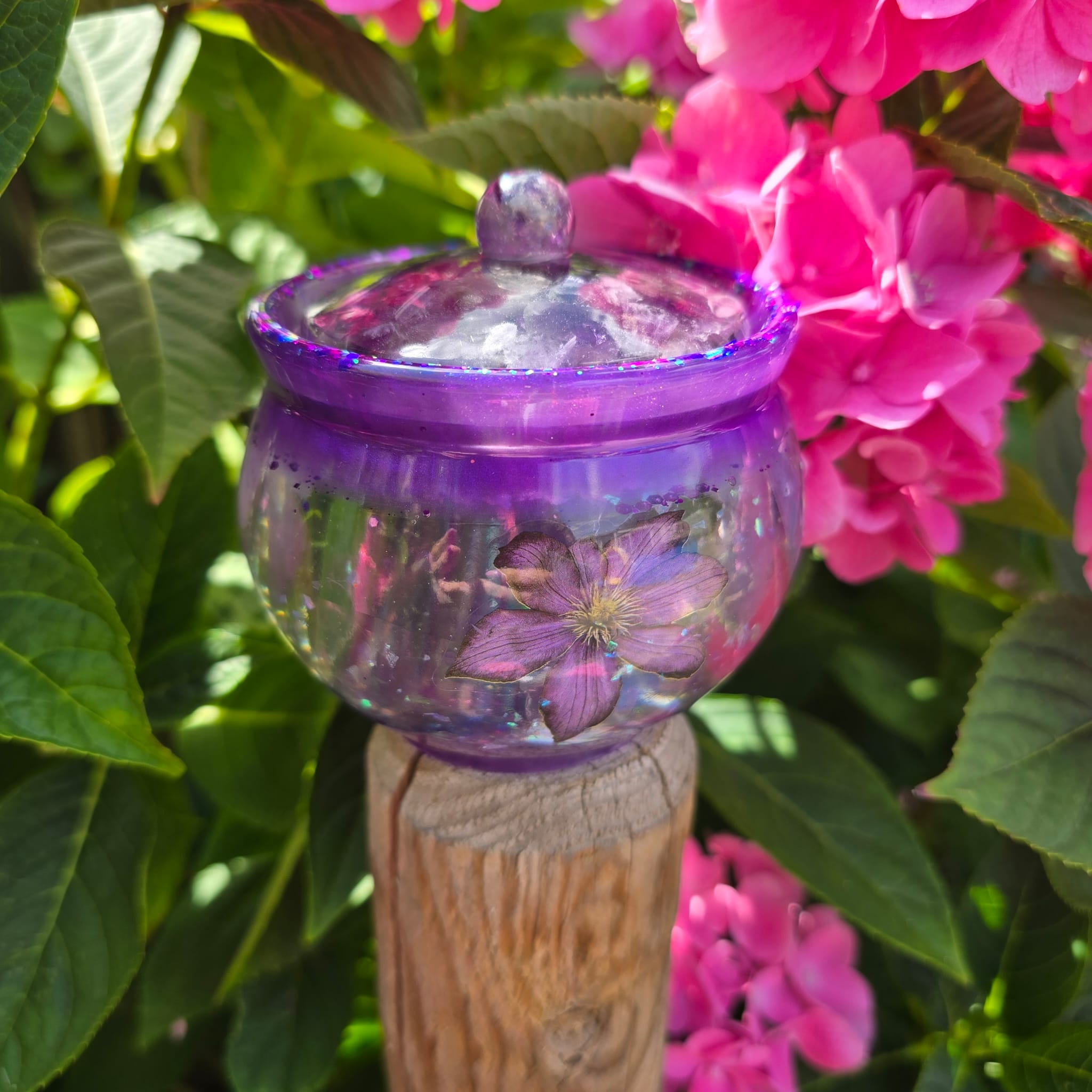 Amethist potje met vlinder verwerkt in epoxy